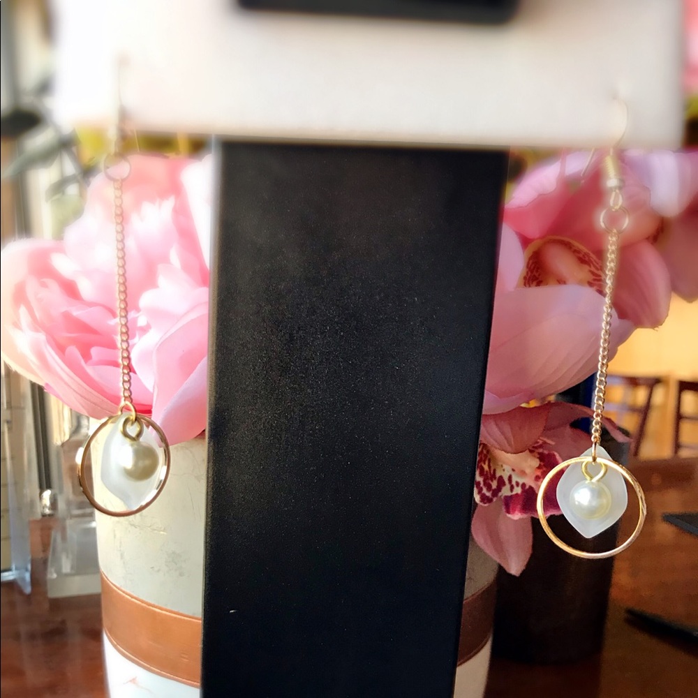 Free with any bundle of 2!!!! Fashion earrings